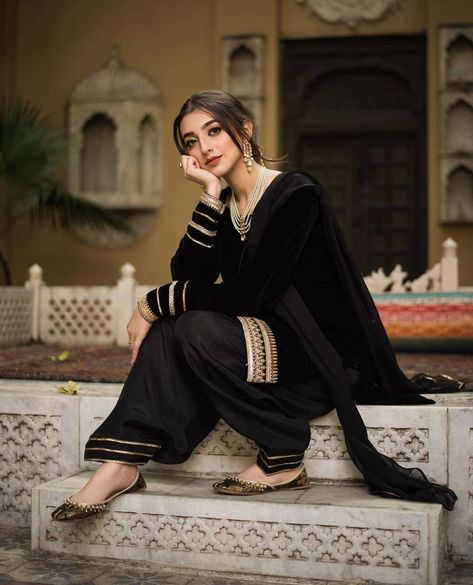 Black Shalwar Kameez, Sardar Fashion, Mouni Roy Dresses, Fb Picture, Black Dp, Ghost Love, Album Photography, Shayari Dp, Kinza Hashmi