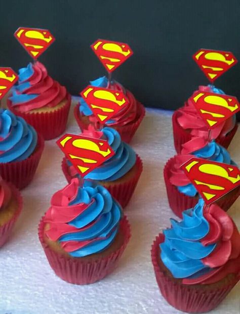 Superman Cupcakes Ideas, Super Man Cake Ideas, Superman 1st Birthday Party, Superman Decorations Ideas, Superman Birthday Party Cake, Superman Birthday Party Decorations, Superman Party Decorations, Boys Birthday Cakes Easy, Superman Party Ideas