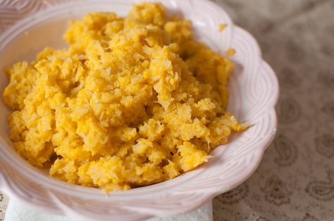 Roasted Garlic Smashed Cauliflower is a healthier option to mashed potatoes. It fits into a clean eating lifestyle and is good for your body. Smashed Cauliflower, Parsnip Mash, Mashed Yams, Mashed Parsnips, Sweet Potato Recipes Mashed, Clean Eating Lifestyle, Mash Recipe, Nyt Cooking, Thanksgiving Food