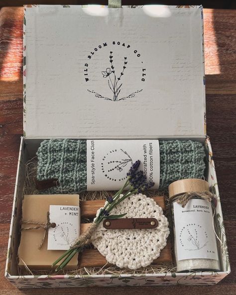 Small custom gift box with your choice of organic goat milk and shea butter soap, 100% cotton handcrafted spa-style face cloth & scrubbie, reclaimed wood soap dish made in the U.S.A., and small botanical bath salts. Please leave a note in the personalization box with the scents you would like for the soap and bath salts (they don't have to be the same-see below), and the color(s) for the face cloth and scrubbies. Soap Gift Box Ideas, Bath Trays, Artisan Gifts, Diy Soap Bars, Homemade Gift Baskets, Botanical Bath, Wood Soap Dish, Spa Style, Soap Maker