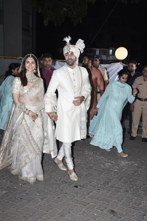 Alia Ranbir Wedding, Ranbir Kapoor Wedding, Alia Ranbir, Riddhima Kapoor, Indian Wedding Dress Modern, Neetu Kapoor, Sherwani For Men Wedding, Sabyasachi Bride, Karisma Kapoor