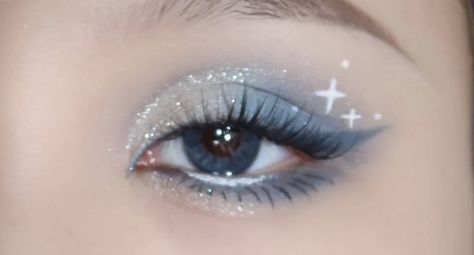 Light Silver Makeup Looks, White And Blue Eye Makeup, Blue Makeup Prom Looks, Twice Concert Makeup, New Jeans Inspired Makeup, Cute Makeup Purple, Blue And White Makeup Ideas, Cute Blue Makeup Looks, Starry Eye Makeup