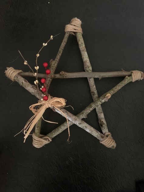 Christmas Crafts With Sticks And Twigs, Star Made Of Sticks, Twig Crafts Branches Sticks Diy Ideas, Branch Stars Diy, Twig Stars Diy, Twig Ornaments, Country Christmas Decorations Diy, Stick Christmas Tree Branches Ornaments, Stick Stars