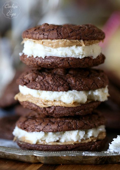 Brownie Cookie Sandwiches ~ The perfect chewy brownie cookie that I filled with frosting and peanut butter! Cookies And Cups, Cookie Sandwich Recipes, Cookie Sandwich, Cookie Sandwiches, Chewy Brownies, Ice Cream Sandwiches, Best Brownies, Brownie Cookies, Yummy Sweets