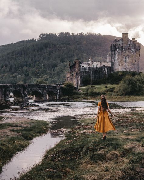 Travel guide: 1-week itinerary in Scotland Classic Linen Dress, Eilean Donan Castle, Eilean Donan, Castle Scotland, Castles In Scotland, Fairytale Photography, Fantasy Magic, Future Home, Fantasy Aesthetic