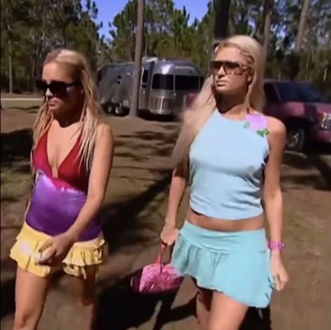 Paris Hilton Simple Life, Nicole Richie 2000s, Paris Hilton And Nicole Richie, Paris And Nicole, Outfits Paris, Outfit Inso, The Simple Life, Legally Blonde, Nicole Richie