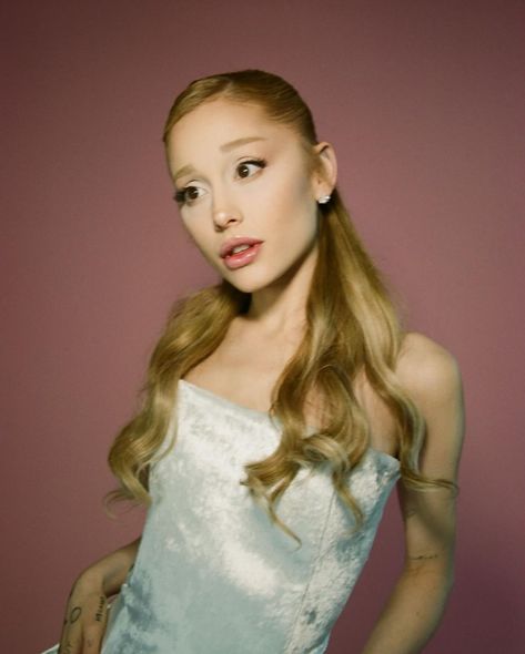 𝔞𝔯𝔦 ☁️✨ Ariana Grande Fans, Celebrity Photography, Somewhere Over The Rainbow, Ariana Grande Photoshoot, Ariana Grande Photos, Forever Girl, Brown Eyed Girls, Ariana G, Cat Valentine