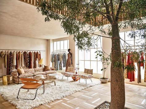 Virtual Fitting Room, Dressing Room Boutique Retail, Fitting Room Design, Backstage Changing Room, Jacquemus Store Interior, Isabel Marant Store Interior, Fashion Displays, Retail Space Design, Window Color