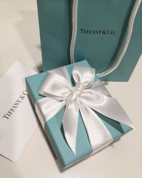 Return To Tiffany Necklace, Tiffany And Co Box, Tiffany Gifts, School Aesthetics, Vanilla Girl Aesthetic, Street Style London, Gift Box Wrapping, Moss Fashion, Aesthetic Star