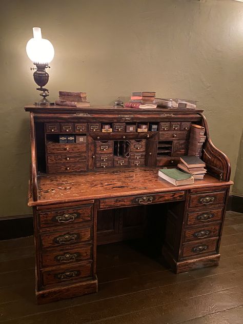 Vintage Bureau Desk, Vintage Computer Desk, Vintage Corner Desk, Antique Desks Vintage, Computer Room Aesthetic, Whimsigoth Desk, Old Money Desk, Vintage Closet Ideas, Vintage Desk Ideas