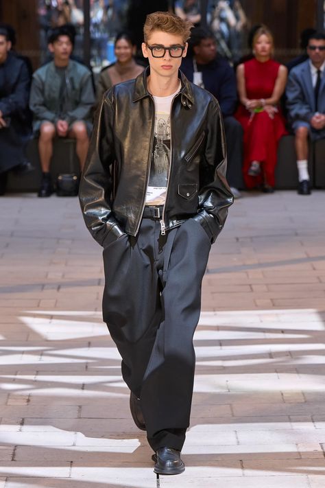 Sacai Spring 2025 Menswear Fashion Show | Vogue Hermes Menswear, Runway Men, Streetwear Ideas, Grandpa Style, Menswear Runway, Spring 2025, Men's Outfits, Leather Jacket Outfits, Menswear Fashion Show