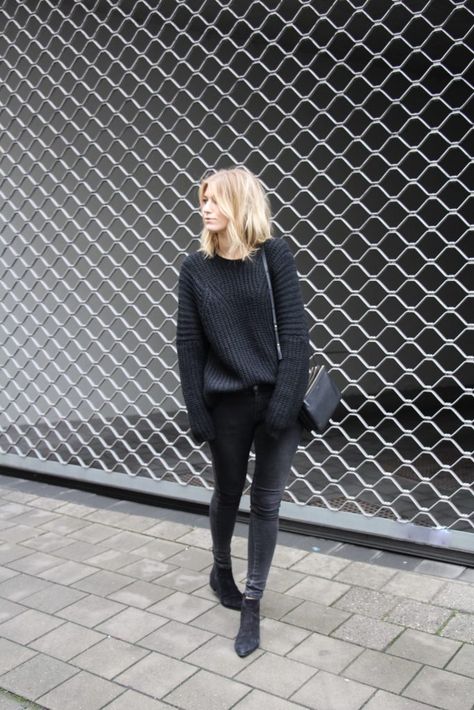 170+ Ways to Wear Black Jeans – Unique Outfits to Copy Right Now Serious Outfit, Black Tees, Woman In Black, Casual Chique, Looks Street Style, Lily Rose Depp, All Black Outfit, Mode Inspo, Outfits Women