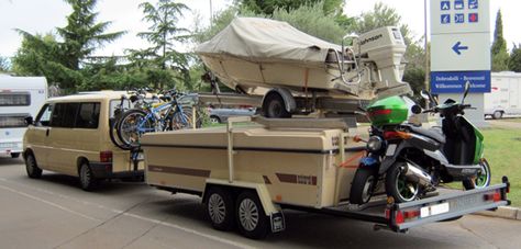 Esterel folding caravan loaded with gear. Folding Caravan, Trailers Vintage, Folding Campers, Vintage Rv, Trailer Home, Pop Up Camper, Camping Glamping, Vintage Trailers, Camper Trailers