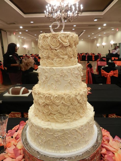 Champagne Cake Quince, Quince Cakes Champagne And Gold, Champagne And White Quinceanera Theme, Champagne Colored Cake, Quince Cakes Champagne, Champagne Quince Cake, Champagne Color Cake, Champagne Quince Theme, Champagne Sweet 16