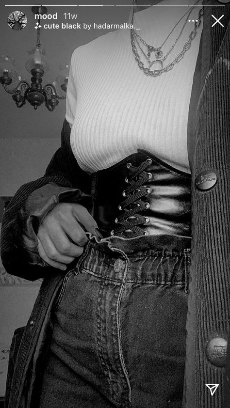 Corset Outfit School, Corset Over Shirt Outfits Grunge, Outfit Ideas With Corset Belt, Corset Streetwear Outfit, Corset Belt Outfit Aesthetic, Black Waist Corset Outfit, Emo Corset Outfit, Waist Corset Outfit Ideas, Outfits With Corset Belts