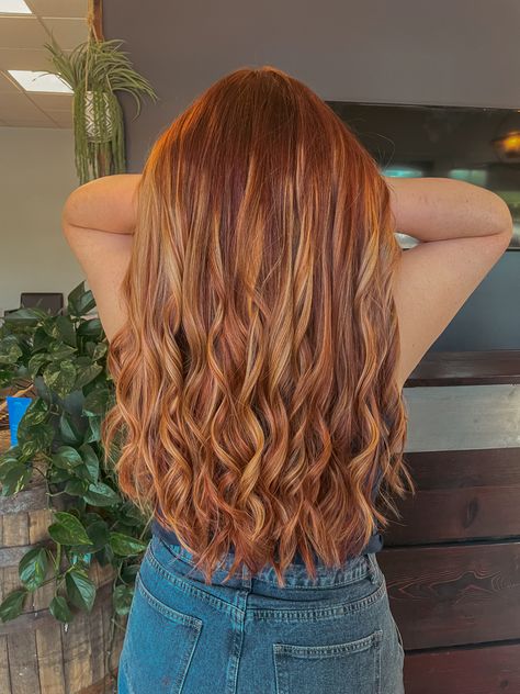 Orange copper hair long hair with blonde highlights Ginger Hair With Tinsel, Natural Ginger With Highlights, Copper Hair With Dimension, Natural Redhead With Highlights, Copper Hair With Blonde Highlights, Orange Hair Copper, Copper Curly Hair, Copper Orange Hair, Copper Hair With Highlights