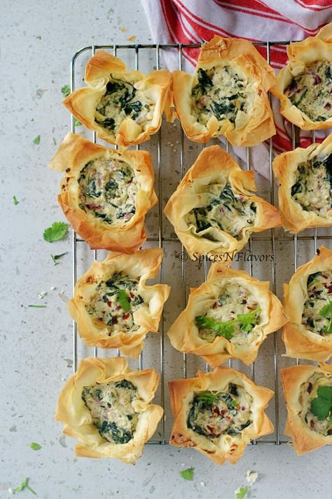 Looking out for easy appetizer recipes - My go to simple, easy to make homemade Spanakopita recipe is all you need. This greek traditional and authentic eggless fresh spinach and feta filo cups with cream cheese are all you need. Shape it into phyllo rolls, classic triangles parcels, mini swirl, pinwheels or spiral bites or make it into a pie using puff pastry; either way you are absolutely going to love it. Now you know what to serve as your Thanksgiving side dishes. #thanksgiving #appetizers Filo Dough Quiche Recipes, Appetizers With Phyllo Pastry, Spinach And Feta Filo Parcels, Mini Spanakopita Bites, Spinach And Feta Pastry Filo, Spinach Feta Phyllo Triangles, Spinach And Feta Phyllo Rolls, Filo Spinach And Feta, Phyllo Pastry Cups Recipes