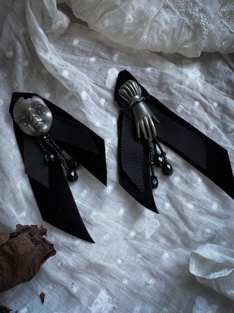 Brooch Aesthetic, Fall Goth, Goth Look, Victorian Goth, Gothic Aesthetic, Funky Jewelry, Victorian Gothic, Creative Jewelry, Fashion Lookbook