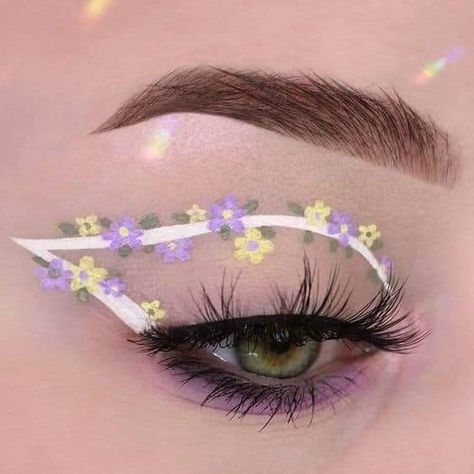 Cute Graphic Eyeliner Looks, Makeup Looks With Flowers, Flower Inspired Makeup Looks, Spring Makeup Flowers, Spring Eyeliner Looks, Cute Flower Makeup, Spring Flower Makeup, Spring Inspired Makeup Looks, Cute Eye Makeup Aesthetic