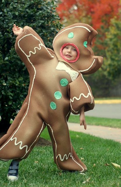 Gingerbread Man costume - soooo cute. Gingerbread Diy Costume, Diy Fancy Dress Costumes, Diy Costumes For Boys, Gingerbread Man Costumes, Diy Costumes Men, Fancy Dress Ideas, Top Halloween Costumes, Gingerbread Diy, Baby Kostüm