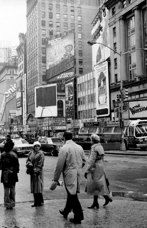 40 Amazing Black and White Photos Capture Street Scenes of New York City in the Late 1970s ~ Vintage Everyday 42nd Street, New Amsterdam, Black And White Photos, Vintage Everyday, Union Square, White Photos, Middle Class, New York Street, Street Scenes