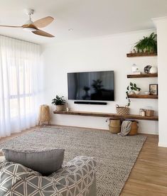 Tv Shelf Design, Traditional Design Living Room, Living Tv, Decor Ideas Bedroom, Window Treatments Living Room, Living Room Tv Unit Designs, Small House Interior Design, Tv Room Design, Living Room Warm