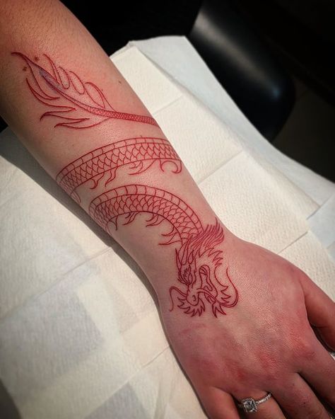 ❄ Julie Rg Tattoo🌙 (@julierg_) • Instagram photos and videos Dragon Tattoo Wrist, Dragon Hand Tattoo, Wrap Around Wrist Tattoos, Dragon Tattoo Arm, Red Dragon Tattoo, Wrap Around Tattoo, Dragon Tattoo For Women, Dragon Tattoos, Red Ink Tattoos