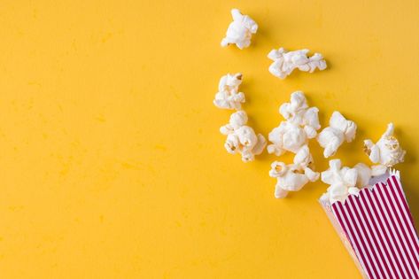 Palomitas de maíz sobre fondo amarillo c... | Free Photo #Freepik #freephoto #cine Popcorn Photography Ideas, Popcorn Background, Popcorn Photography, Popcorns Aesthetics, Popcorn Pictures Image, Imran Khan Pic, Food Photography Composition, Background Powerpoint, Movie Party