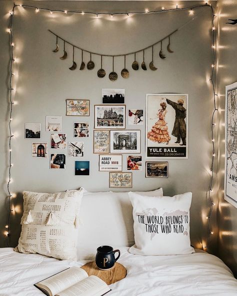 A great corner above your bed. Aesthetic Above Bed Decor, Room Corner Decor Ideas Aesthetic, Diy Above The Bed Wall Decor, Decorate Wall Above Bed, Wall Next To Bed Decor, Wall Decoration Above Bed, Wall Decor For Bedroom Above Bed, Corner Bed Decor Ideas, Corner Bed Wall Decor Ideas