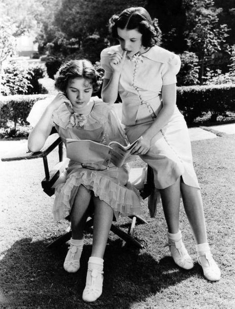 Deanna Durbin and Judy Garland read in Every Sunday (1936). Linda Darnell, Deanna Durbin, Vintage Actresses, 50's Fashion, Vintage Housewife, Magazine Pictures, Celebrity Families, Golden Days, 12 November