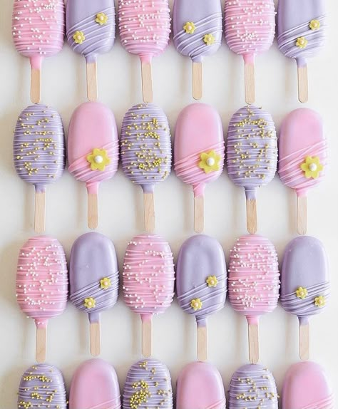 Pink And Purple Cakesicles, Easter Cake Popsicles, Pink Cakesicles, Cakesicles Ideas, Popsicles Cake, Cake Popsicles, Chocolate Covered Desserts, Rapunzel Cake, Cake Pop Designs