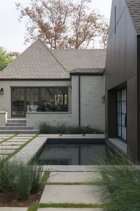 This Eclectic Los Angeles Home Is a Study in Quiet, Calming Design Black Bottom Pools, Walker Zanger Tile, Amber Interiors Design, Disc Interiors, Modern Pools, Black Tiles, Black Bottom, Amber Interiors, Los Angeles Homes