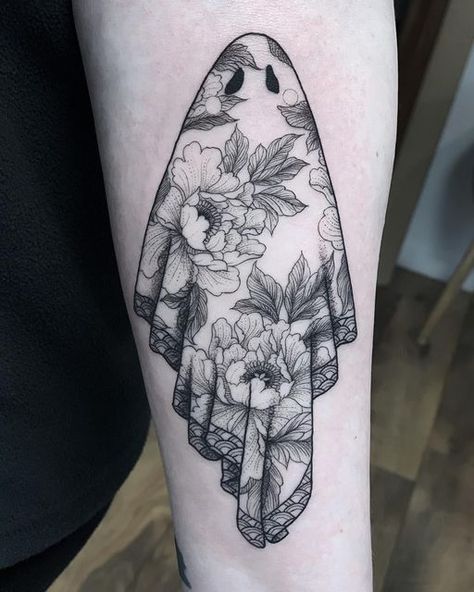 Suflanda on Instagram: "This is Henriette, a lovely ghost lady. They told her after becoming a ghost she won’t be able to dress up fancy. She proved them wrong. 👻👘 first one @immerundewigtattooing - so good to be back 😍" Ghost Lady, Vampire Tattoo, Jellyfish Tattoo, Ghost Tattoo, Skeleton Tattoos, Doodle Tattoo, Line Work Tattoo, Dot Work Tattoo, Halloween Tattoos