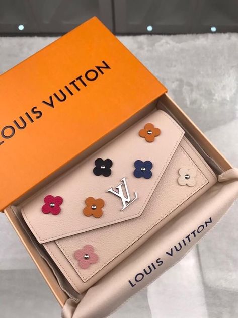 Tas Louis Vuitton, Louis Vuitton Nails, Sac Louis Vuitton, Louis Vuitton Backpack, Luxury Bags Collection, Ladies Bag, Girly Bags, Luxury Purses, Fancy Bags