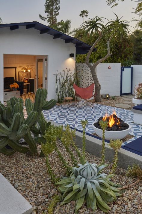 Low water Los Angeles garden with a Mid Century Modern vibe. #MCMtilepattern #Lowwatergarden #waterwise #MCMtilepattern #MCMplungepool #breezeblock #MCMspaandpool #midcenturymodern #euphorbia #palmspringsstyle #giantbirdofparadise #CalifornianModern #BackyardBliss #VintageVibesLA #LAOutdoorLiving #RetroRetreatLA Palm Springs Patio Decor, Mid Century Backyard Ideas, California Coastal Backyard, Miami Backyard Ideas, Spanish Modern Backyard, California Coastal Landscape Design, Front Porch Inspo Modern, Desert Courtyard Ideas, Mid Century Modern Outdoor Patio