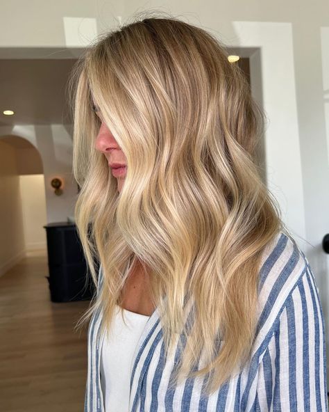 Honey Blonde With Money Piece, Natural Light Blonde Hair, Dimensional Honey Blonde, Level 7 Blonde, California Blonde Hair Sun Kissed, Money Piece Balayage, Blonde Money Piece, Warm Blonde Hair, Bright Blonde Hair