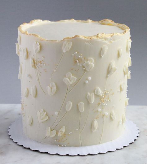 Neutral Cakes Birthday, Simple Cake Designs Wedding, White And Gold Engagement Cake, Simple Birthday Cakes For Women, Simple Bridal Shower Cake, Torte Gold, Vanilla Cake Design, Pictures Of Cakes, Frosted Cake