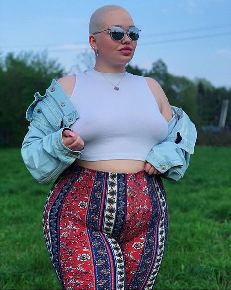 1,052 Likes, 21 Comments - The Baldie Revolution™ 💇🏼💇🏾💇🏿 (@thebaldierevolution) on Instagram: “#thebaldierevolution” Bald Women Fashion, Eyeliner Wings, Girls With Shaved Heads, Bald Girl, Perfect Eyeliner, Chubby Fashion, Short Sassy Hair, Bald Women, Shaved Head