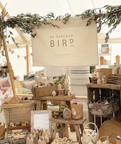 Weekend Market Booth, Unique Boutique Display Ideas, Wooden Market Stall, Booth Event Ideas, Wellness Fair Booth Ideas, Small Business Booth Set Up, Boho Farmers Market Booth, Rustic Market Stall Display Ideas, Boho Display Ideas