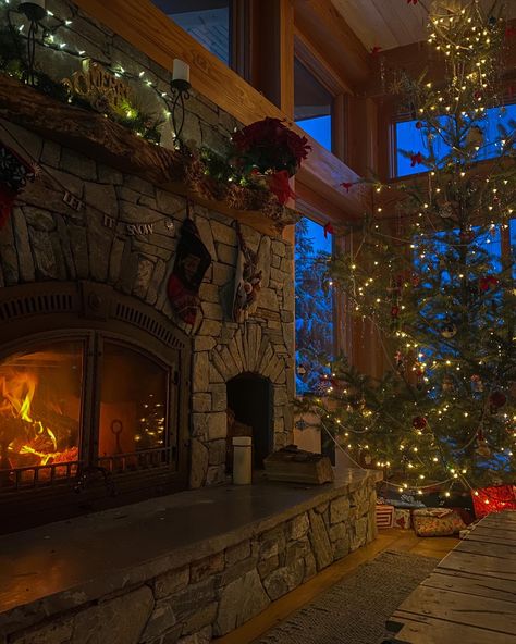 Christmas Fire Aesthetic, Fireplace Christmas Aesthetic, Christmas By The Fire, Fire Places Aesthetic, Mountain Christmas Aesthetic, Winter Fireplace Aesthetic, Christmas Aesthetic Fireplace, Cabin Christmas Aesthetic, Christmas Fireplace Aesthetic