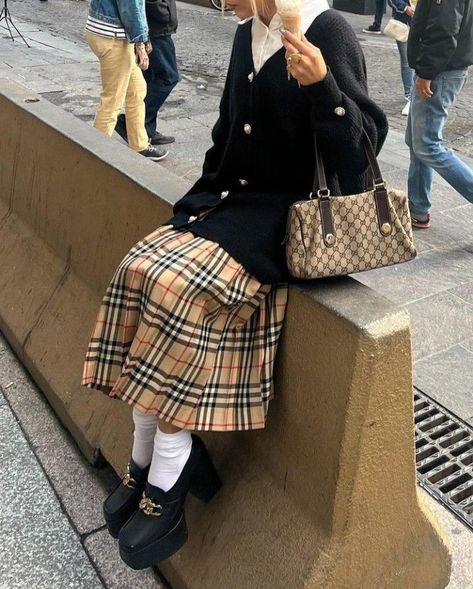 Burberry Skirt Outfit Plaid, Burberry Inspired Outfits, Burberry Skirt Outfit, Tartan Skirt Outfit, Chinese Street Style Fashion, Look 2022, London Winter Fashion, Sofia Coelho, Parisian Outfit