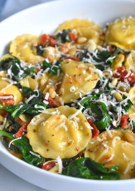 Ravioli with Spinach, Sun-Dried Tomatoes and Artichokes - Herbs & Flour Healthy Ravioli, Ravioli With Spinach, Pesto Ravioli, Italian Entrees, Sundried Tomato Pasta, Ravioli Recipe, Artichoke Recipes, Tomato And Cheese, Risotto Recipes