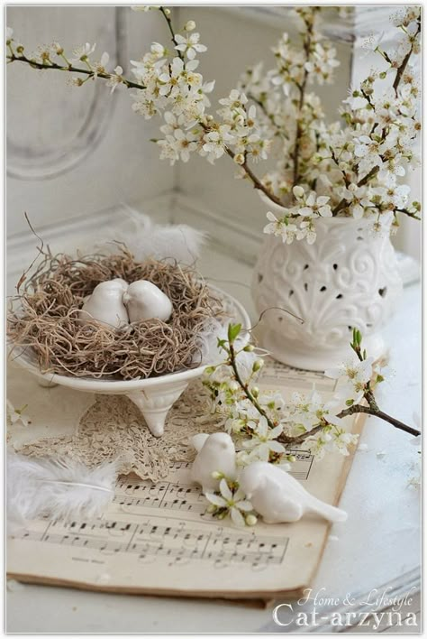 Vibeke Design, Decoration Shabby, Diy Vintage Decor, Birds Nest, Bedroom Vanity, Easter Decorations Vintage, Vanity Decor, Music Decor, Beltane