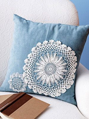 Never thought I'd use a doilie for anything but this is super cute :) Paper Doily Crafts, Diy Doily, Doily Crafts, Doily Art, Doilies Crafts, Easy Diy Decor, Old Pillows, Crochet Pillows, Paper Doilies