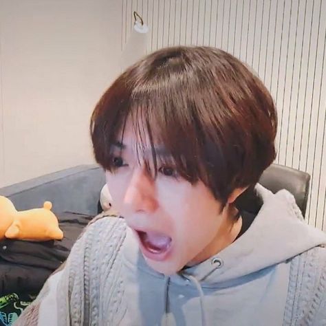 Beomgyu Vlive, Heads Challenge, 100 Heads, Funny Morning Pictures, Choi Beomgyu, Celebrity Look Alike, Txt Beomgyu, Funny Kpop Memes, Body Picture