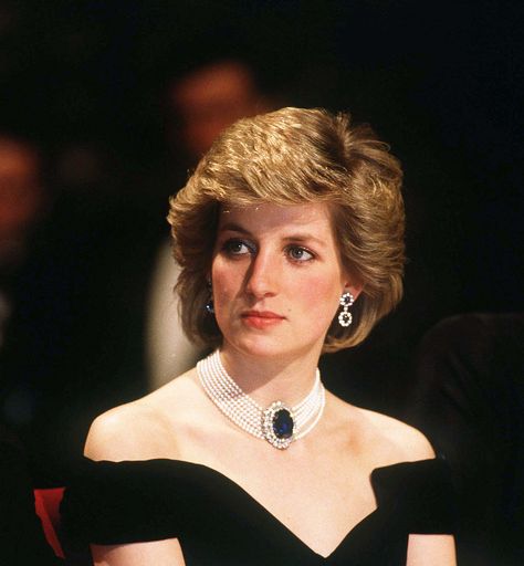 Diana looked glamorous sporting her signature brushed-up blowout. Princess Diana Hair, Prins William, Hair Evolution, Princess Diana Fashion, Princess Diana Family, Princess Diana Photos, Princess Diana Pictures, Princes Diana, Diana Fashion