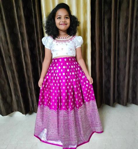 Baby Crop Top Designs, Lehenga For Baby Girl, Bedsheets Ideas, Long Frocks For Kids, Baby Lehenga, Indian Dresses For Kids, Kids Party Wear Dresses, Pattu Pavadai, Baby Birthday Dress