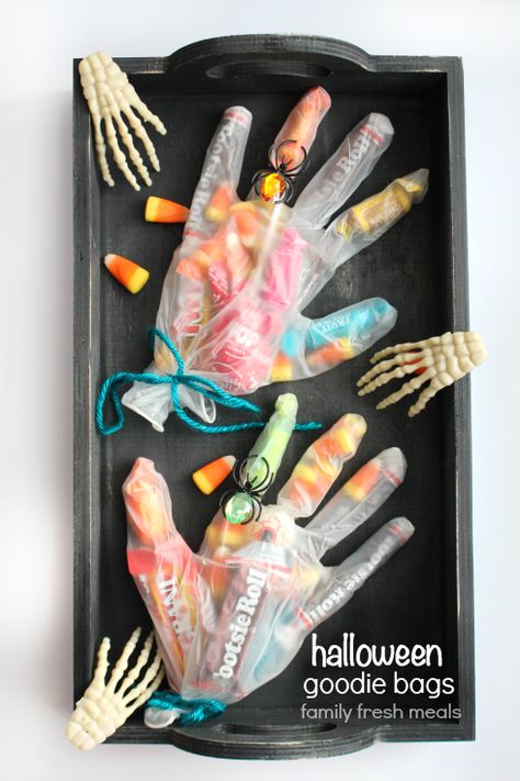 Creepy Halloween Goodie Bags - FamilyFreshMeals.com Halloween Mums, Halloween Hands, Halloween Treat Bags Diy, Diy Halloween Treats, Lolly Bags, Halloween Goodie Bags, Hallowen Ideas, Fresh Meals, Family Fresh Meals