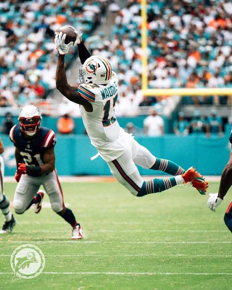 Nfl Catches, Jaylen Waddle, Nfl Football Pictures, Nfl Football Art, Miami Dolphins Football, Dolphins Football, Nfl Photos, Star Wars Jokes, Club America