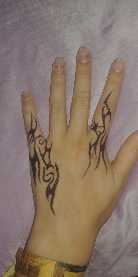 Got inspired Designs To Draw On Your Hand With Pen, Hand Drawings On Hand With Pen Y2k, Drawing On Hands Ideas, Drawings To Do On Your Hand, Drawing On Your Hand, Things To Draw On Your Hand, Doodles To Draw On Your Hand, Drawings On Hands, Hand Drawings On Hand